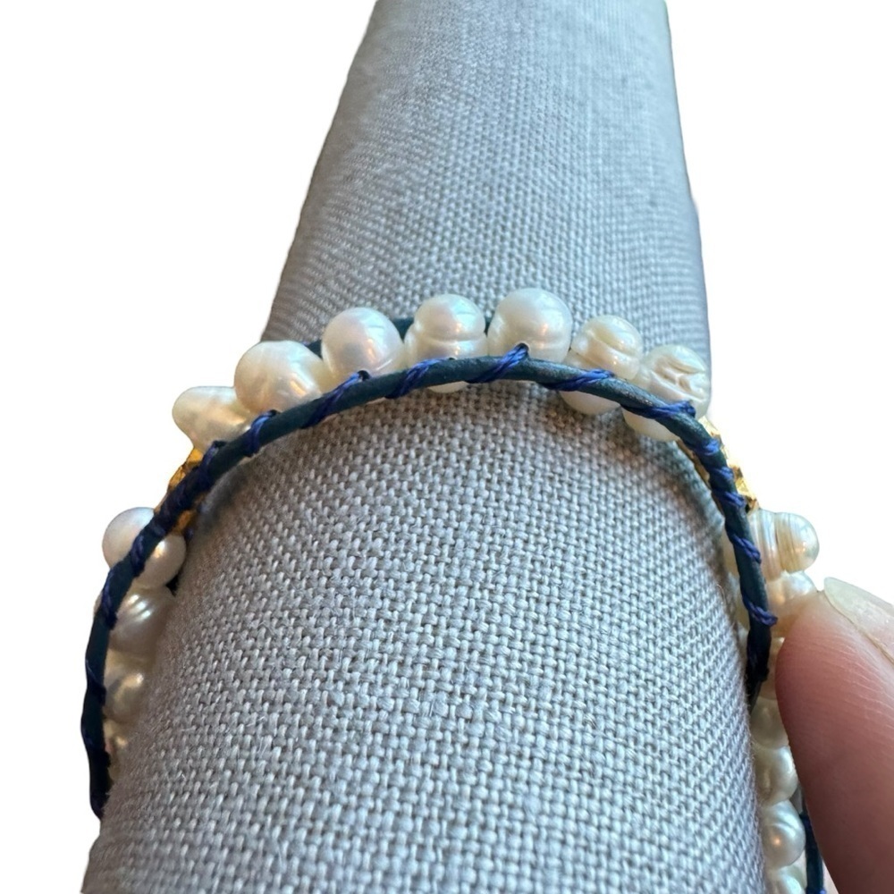 NWOT Victoria Emerson freshwater pearl wrap bracelet, gold beads, navy leather. - Picture 5 of 5